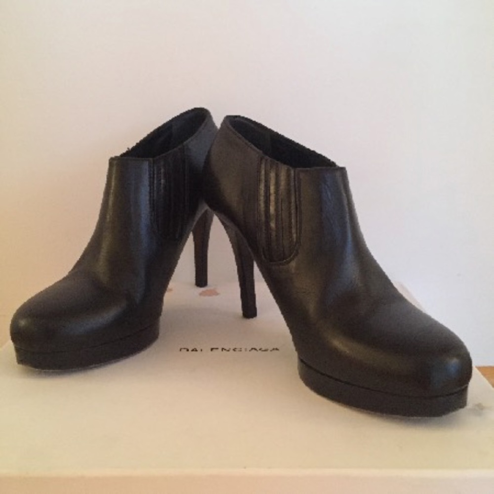 Balenciaga - Round-toe booties US 8 | IT 38